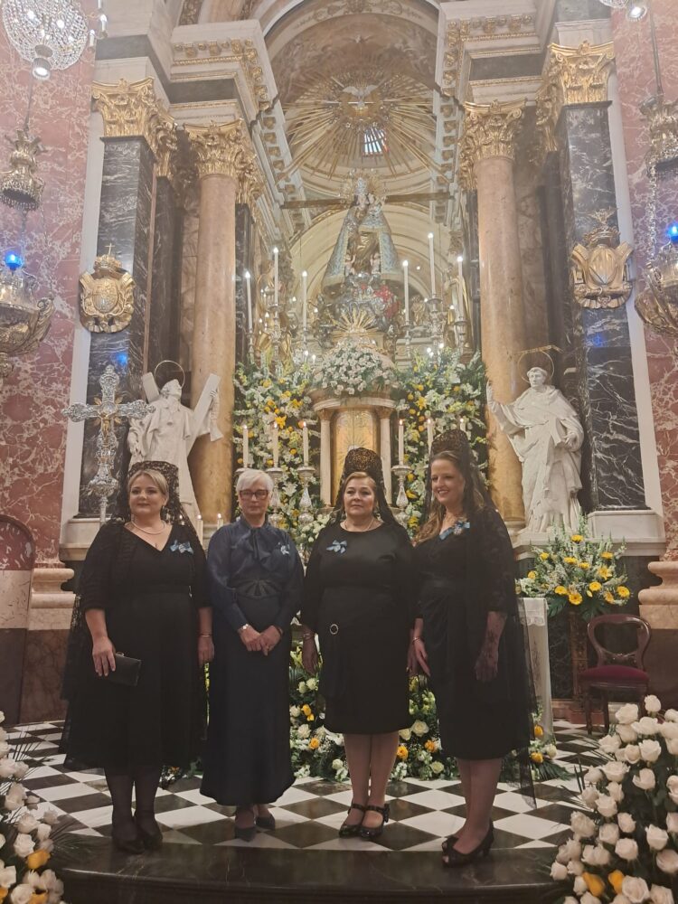 La Mare de Deu dels Desamparats profusamente decorada en la Fiesta de los floristas