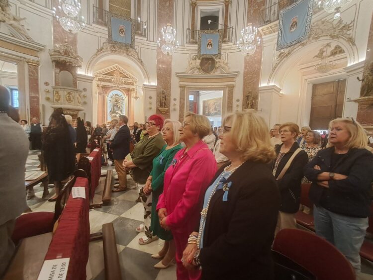 La Mare de Deu dels Desamparats profusamente decorada en la Fiesta de los floristas