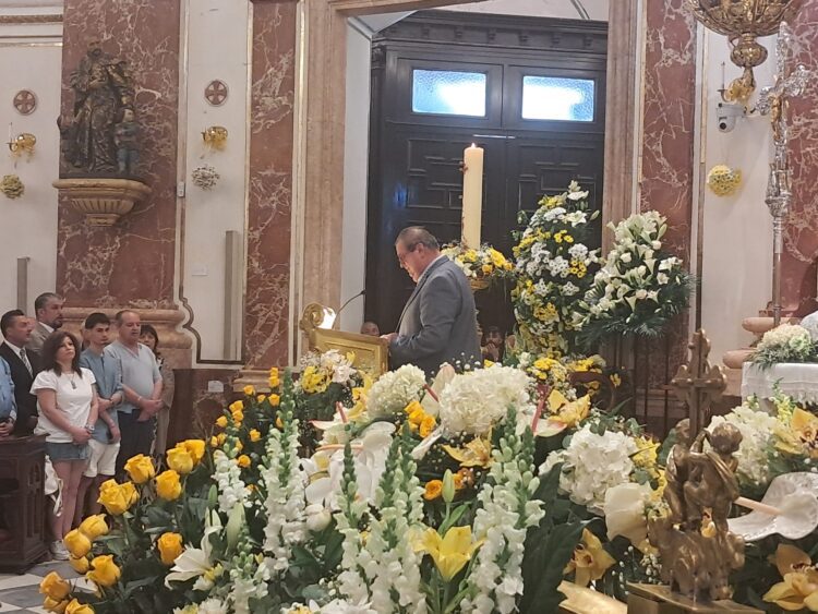 La Mare de Deu dels Desamparats profusamente decorada en la Fiesta de los floristas