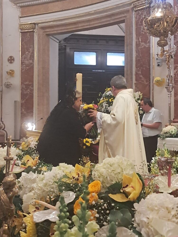 La Mare de Deu dels Desamparats profusamente decorada en la Fiesta de los floristas