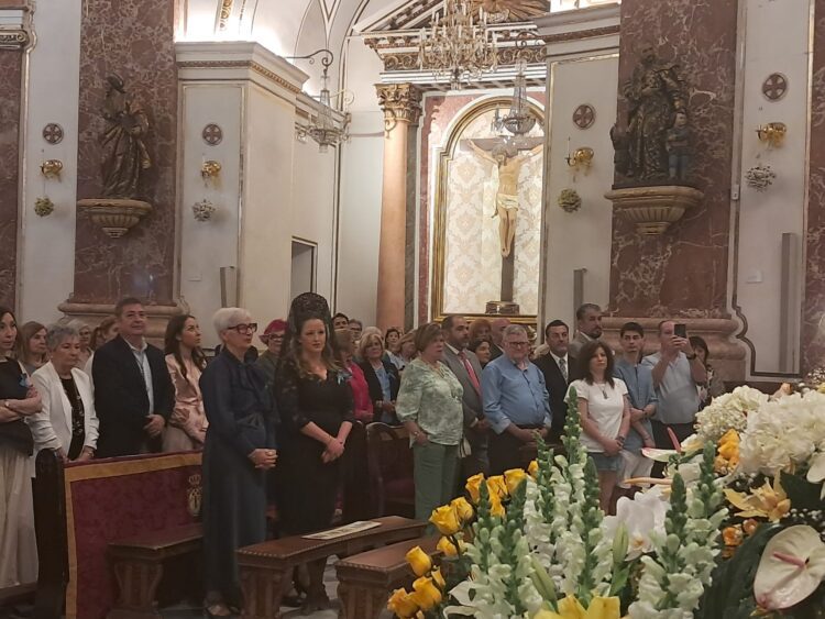 La Mare de Deu dels Desamparats profusamente decorada en la Fiesta de los floristas
