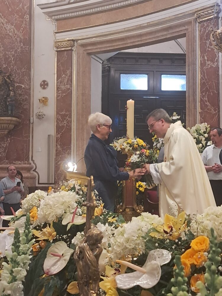 La Mare de Deu dels Desamparats profusamente decorada en la Fiesta de los floristas