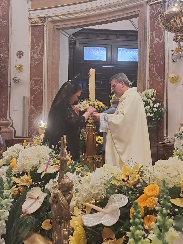 La Mare de Deu dels Desamparats profusamente decorada en la Fiesta de los floristas