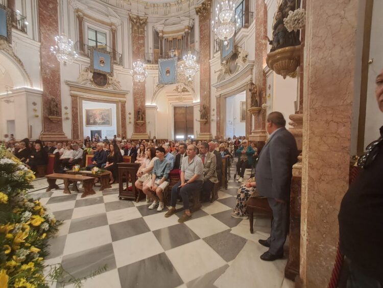 La Mare de Deu dels Desamparats profusamente decorada en la Fiesta de los floristas