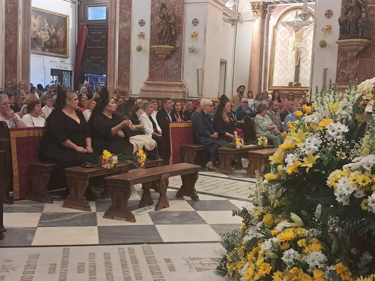 La Mare de Deu dels Desamparats profusamente decorada en la Fiesta de los floristas
