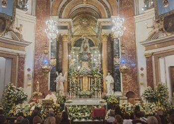 La Mare de Deu dels Desamparats profusamente decorada en la Fiesta de los floristas