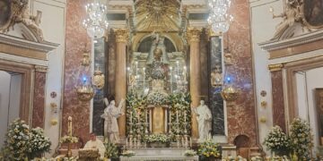 La Mare de Deu dels Desamparats profusamente decorada en la Fiesta de los floristas