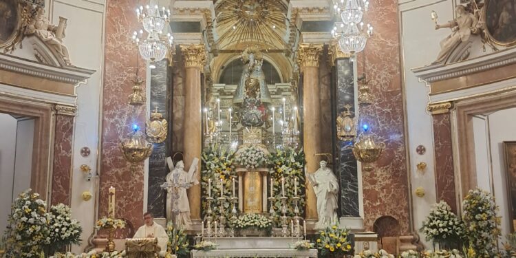 La Mare de Deu dels Desamparats profusamente decorada en la Fiesta de los floristas 1 La Mare de Deu dels Desamparats profusamente decorada en la Fiesta de los floristas