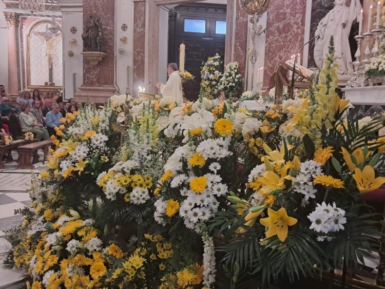 La Mare de Deu dels Desamparats profusamente decorada en la Fiesta de los floristas