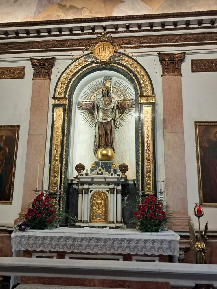 La Mare de Deu dels Desamparats profusamente decorada en la Fiesta de los floristas