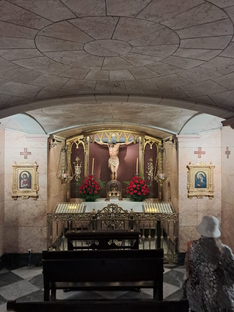 La Mare de Deu dels Desamparats profusamente decorada en la Fiesta de los floristas