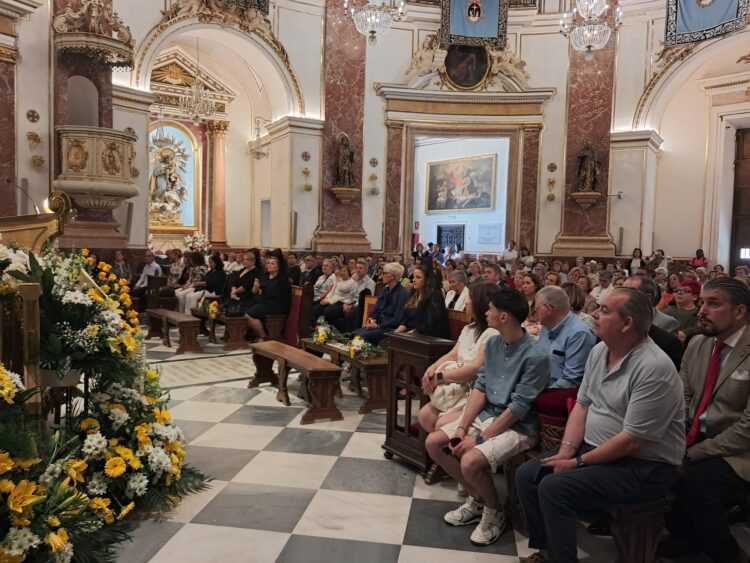 La Mare de Deu dels Desamparats profusamente decorada en la Fiesta de los floristas