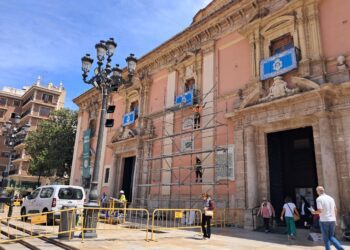 Ayer se desmontó el tapiz "más fugaz" de la Virgen de los Desamparados