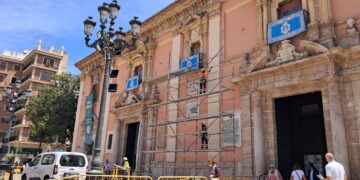 Ayer se desmontó el tapiz "más fugaz" de la Virgen de los Desamparados