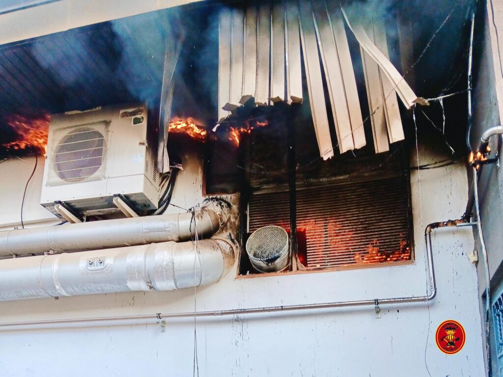 Susto junto a la estación de autobuses: los bomberos sofocan un incendio en un restaurante de Valencia sin heridos 3 WhatsApp Image 2025 05 18 at 14.52.28