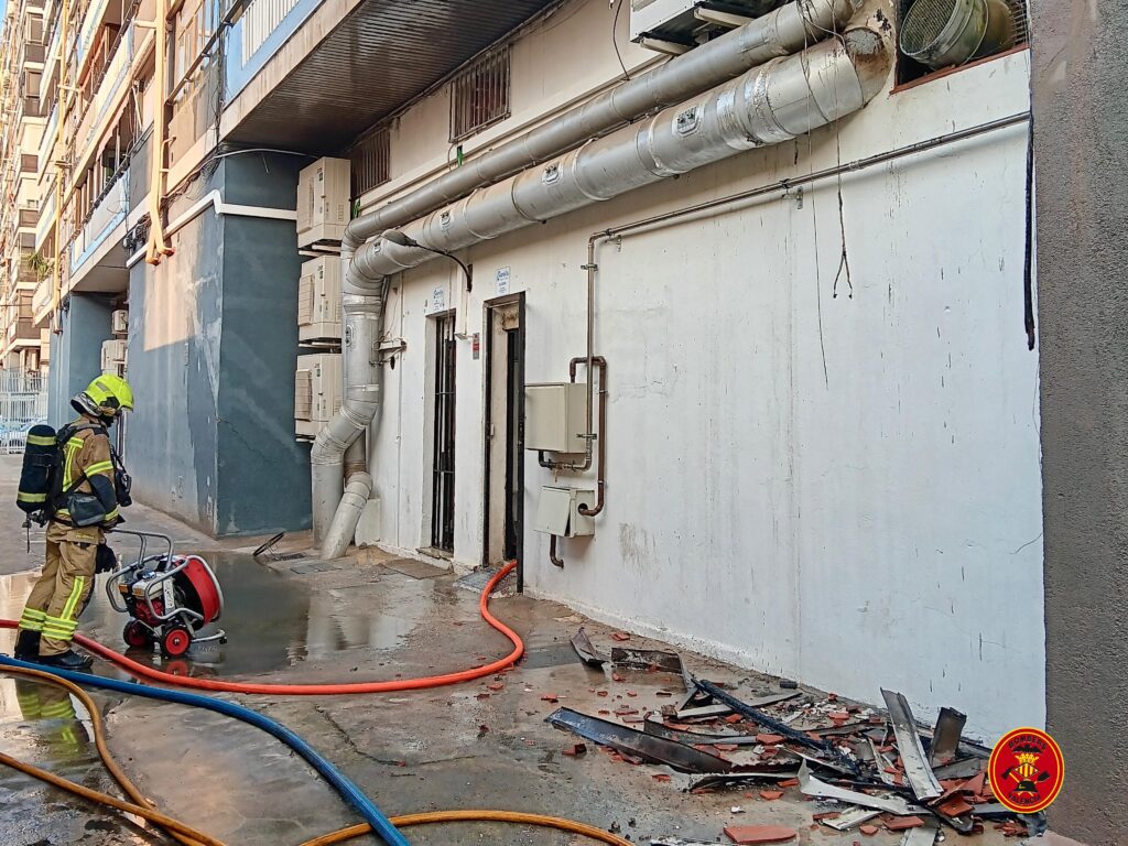 Susto junto a la estación de autobuses: los bomberos sofocan un incendio en un restaurante de Valencia sin heridos 2 WhatsApp Image 2025 05 18 at 14.53.56