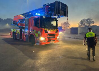 Torrent pide a los vecinos que cierren ventanas por el incendio de una fábrica