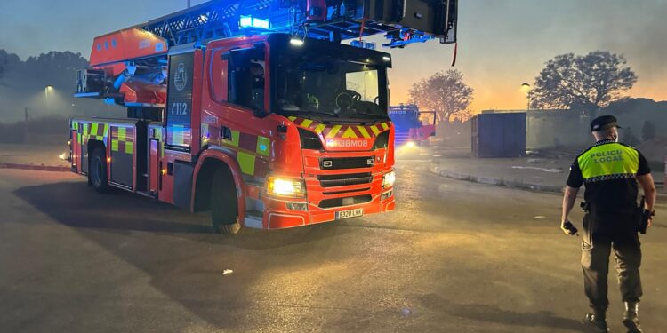 El incendio de la fábrica que mantiene en vilo a Torrent más próximo de ser controlado 1 Torrent pide a los vecinos que cierren ventanas por el incendio de una fábrica