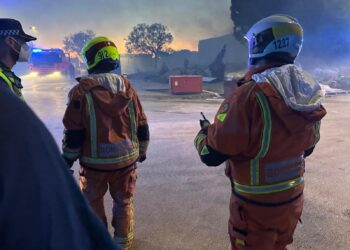 Torrent pide a los vecinos que cierren ventanas por el incendio de una fábrica