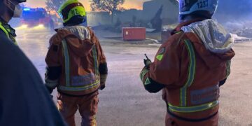Torrent pide a los vecinos que cierren ventanas por el incendio de una fábrica