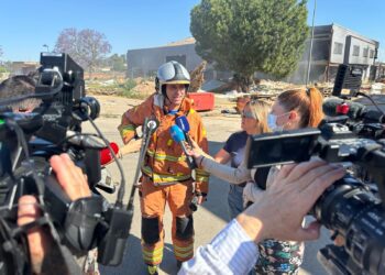 Los bomberos apagan el incendio de la nave que mantuvo en vilo anoche a Torrent