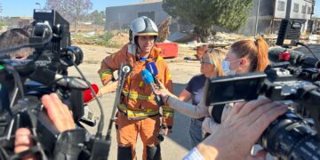 Los bomberos apagan el incendio de la nave que mantuvo en vilo anoche a Torrent