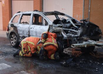 Un vehículo circulando por Torrent se prende fuego con sus ocupantes dentro