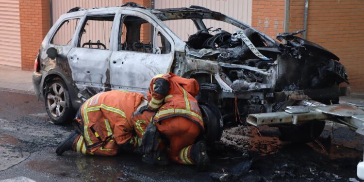 Un vehículo circulando por Torrent se prende fuego con sus ocupantes dentro circulando 1 Un vehículo circulando por Torrent se prende fuego con sus ocupantes dentro