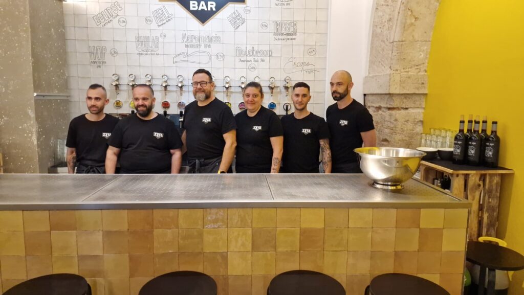 Zeta Bar abre sus puertas en la Plaza del Patriarca: cerveza artesana y producto local al máximo nivel 20 Zeta Bar abre sus puertas en la Plaza del Patriarca 20250424 192220 1 Mediana