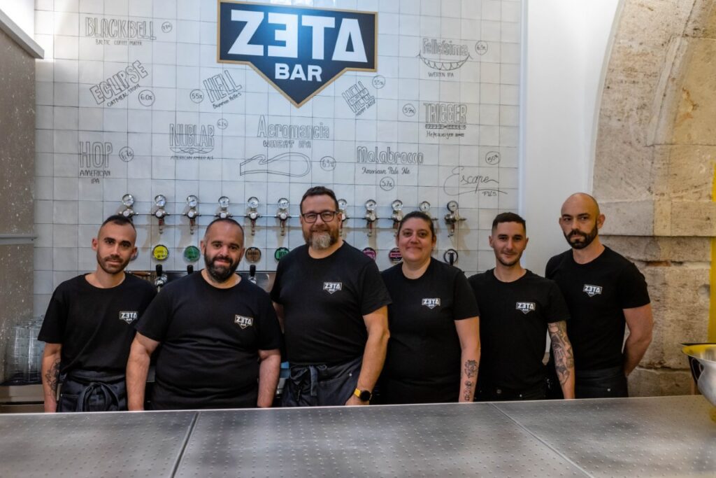 Zeta Bar abre sus puertas en la Plaza del Patriarca: cerveza artesana y producto local al máximo nivel 10 Zeta Bar abre sus puertas en la Plaza del Patriarca 20250424 192220 16 Mediana
