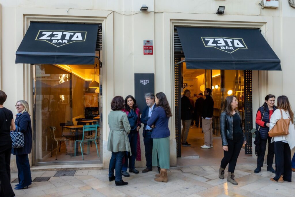 Zeta Bar abre sus puertas en la Plaza del Patriarca: cerveza artesana y producto local al máximo nivel 12 Zeta Bar abre sus puertas en la Plaza del Patriarca 20250424 192220 18 Mediana