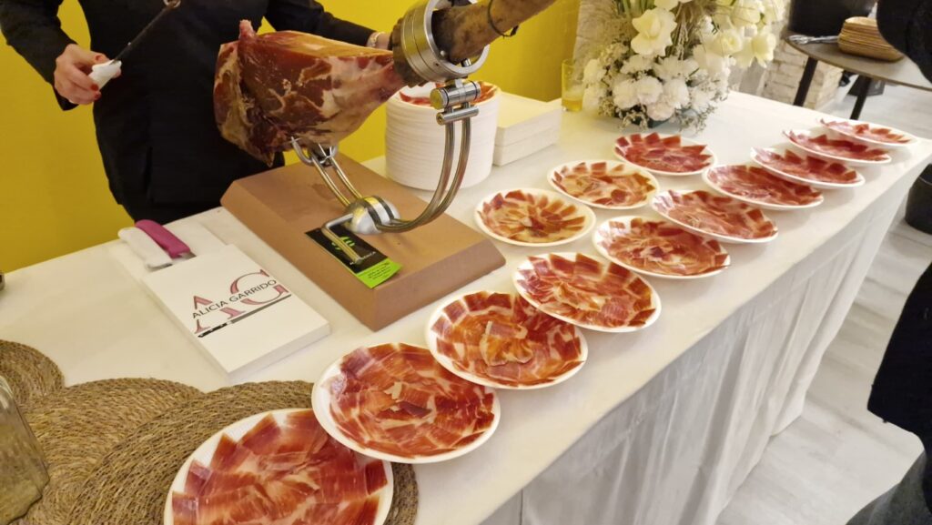 Zeta Bar abre sus puertas en la Plaza del Patriarca: cerveza artesana y producto local al máximo nivel 21 Zeta Bar abre sus puertas en la Plaza del Patriarca 20250424 192220 2 Mediana