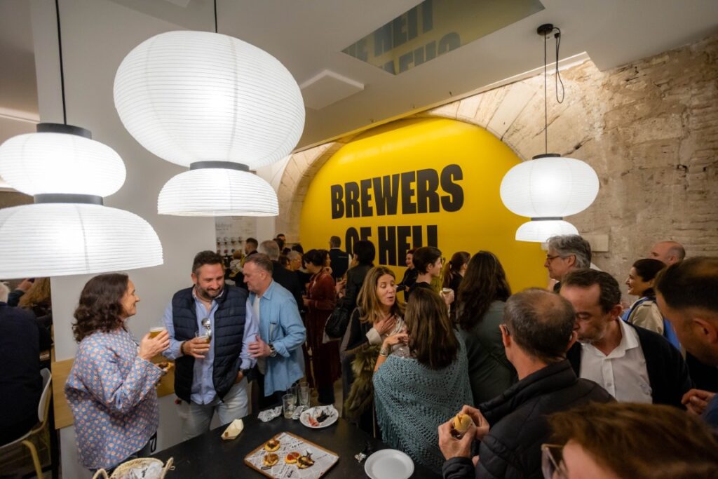 Zeta Bar abre sus puertas en la Plaza del Patriarca: cerveza artesana y producto local al máximo nivel 14 Zeta Bar abre sus puertas en la Plaza del Patriarca 20250424 192220 20 Mediana
