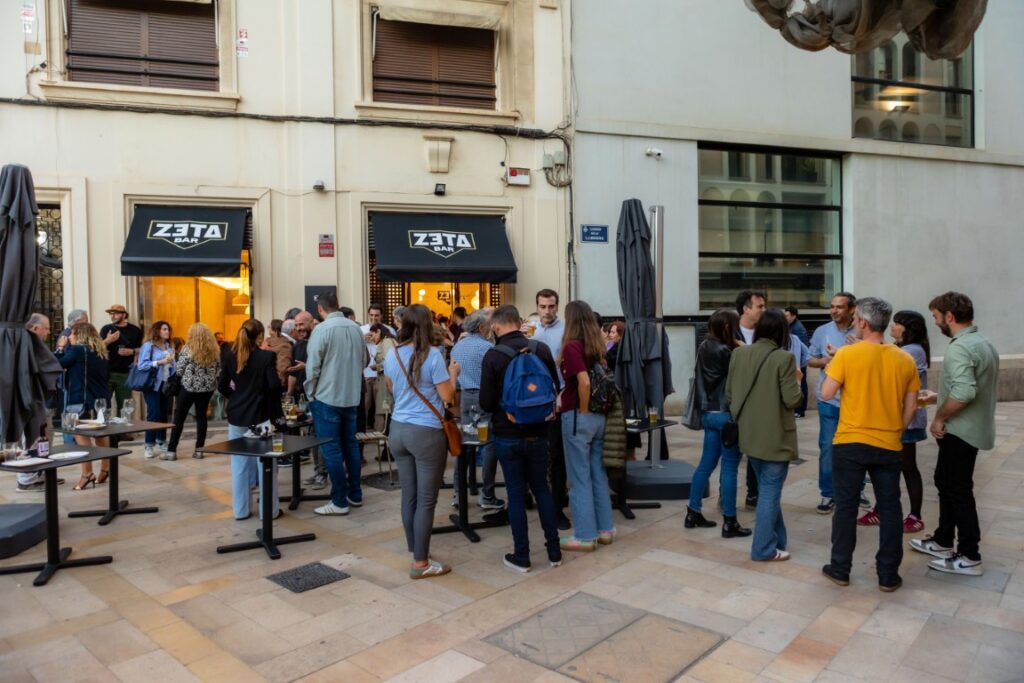 Zeta Bar abre sus puertas en la Plaza del Patriarca: cerveza artesana y producto local al máximo nivel 16 Zeta Bar abre sus puertas en la Plaza del Patriarca 20250424 192220 22 Mediana