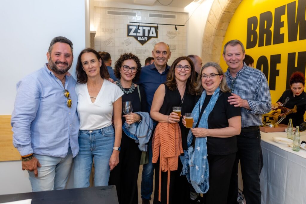Zeta Bar abre sus puertas en la Plaza del Patriarca: cerveza artesana y producto local al máximo nivel 18 Zeta Bar abre sus puertas en la Plaza del Patriarca 20250424 192220 24 Mediana