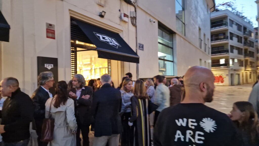 Zeta Bar abre sus puertas en la Plaza del Patriarca: cerveza artesana y producto local al máximo nivel 19 Zeta Bar abre sus puertas en la Plaza del Patriarca 20250424 192220 25 Mediana