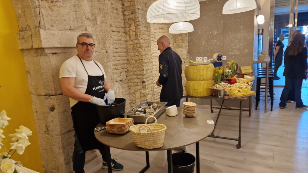 Zeta Bar abre sus puertas en la Plaza del Patriarca: cerveza artesana y producto local al máximo nivel 22 Zeta Bar abre sus puertas en la Plaza del Patriarca 20250424 192220 3 Mediana
