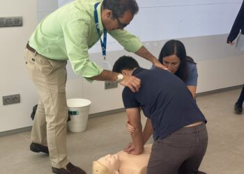 Vithas Valencia continúa con la formación en colegios de maniobras de reanimación cardiopulmonar y primeros auxilios