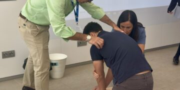 Vithas Valencia continúa con la formación en colegios de maniobras de reanimación cardiopulmonar y primeros auxilios