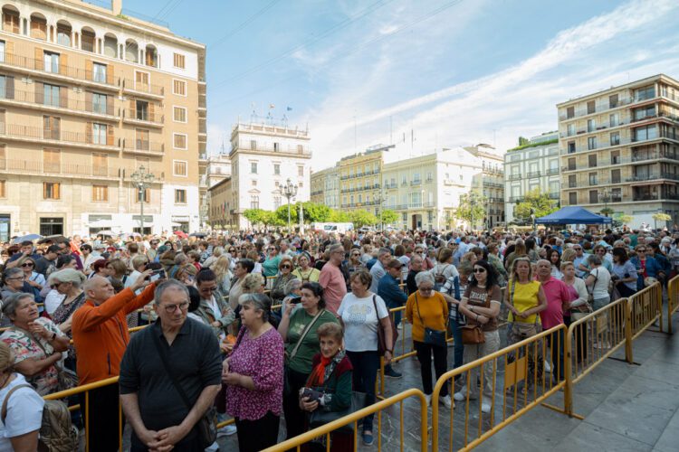 Cerca de 29.000 devotos de la Mare de Deu dels Desamparats participaron en el Besamanos público a la Patrona