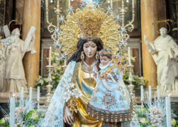 Cerca de 29.000 devotos de la Mare de Deu dels Desamparats participaron en el Besamanos público a la Patrona