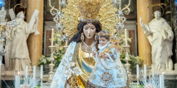 Cerca de 29.000 devotos de la Mare de Deu dels Desamparats participaron en el Besamanos público a la Patrona