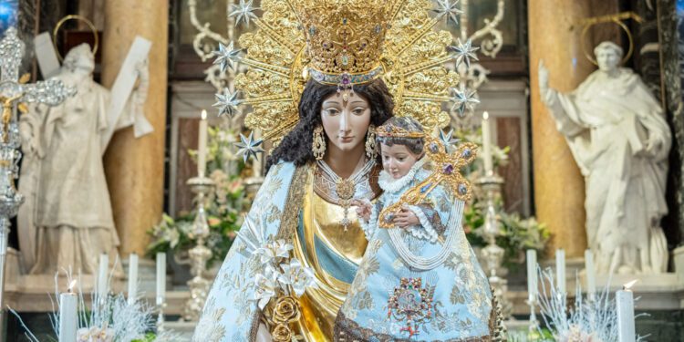 Cerca de 29.000 devotos de la Mare de Deu dels Desamparats participaron en el Besamanos público a la Patrona 1 Cerca de 29.000 devotos de la Mare de Deu dels Desamparats participaron en el Besamanos público a la Patrona