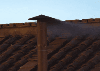 Fumata negra en la primera votación del cónclave para elegir un nuevo Pontífice