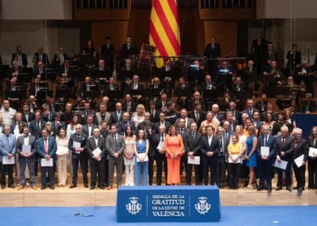 Valencia honra a 67 entidades por ayudar en incendio de Campanar