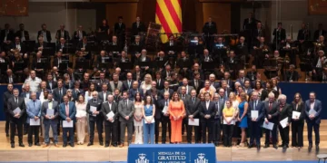 Valencia honra a 67 entidades por ayudar en incendio de Campanar