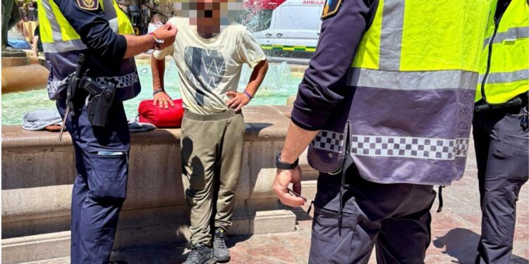 Detenido un hombre por apuñalar en el cuello a una turista italiana en pleno centro de Valencia 1 Detenido un hombre por apuñalar en el cuello a una turista italiana en pleno centro de Valencia