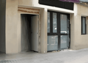 Aumenta la tensión entre vecinos y el propietario de un bajo turístico en Valencia por unas obras supuestamente ilegales 1 Aumenta la tensión entre vecinos y el propietario de un bajo turístico en Valencia por unas obras supuestamente ilegales