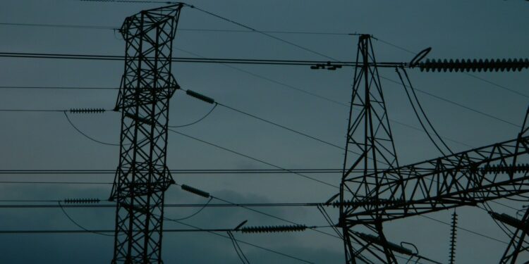 Iberdrola invierte 973 millones en la Comunidad Valenciana en 2024 1 A group of power lines in the middle of the night