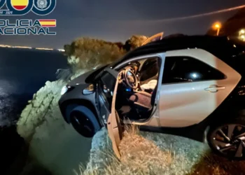 Heroica actuación policial en Alicante: salvan a una mujer que intentaba lanzarse por un acantilado con su coche